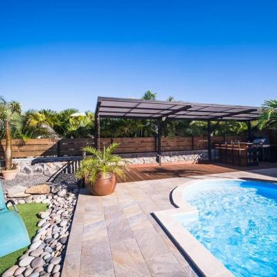 Abords de la piscine location villa Sylbria étang salé ile de la reunion