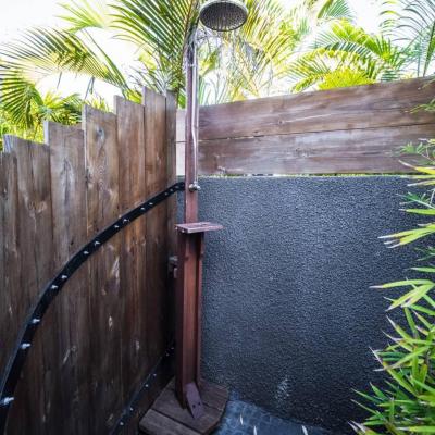 Douche de la piscine privée Villa Sylbria étang salé