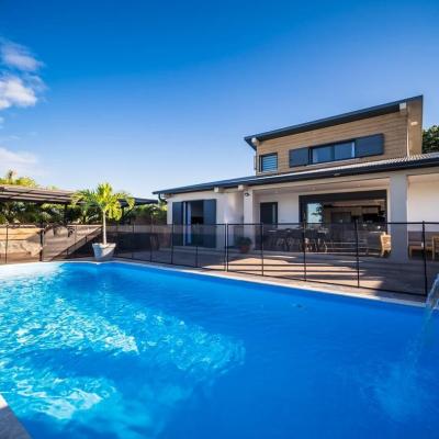 La piscine et sa cascade villa sylbria étang salé Ile de La réunion